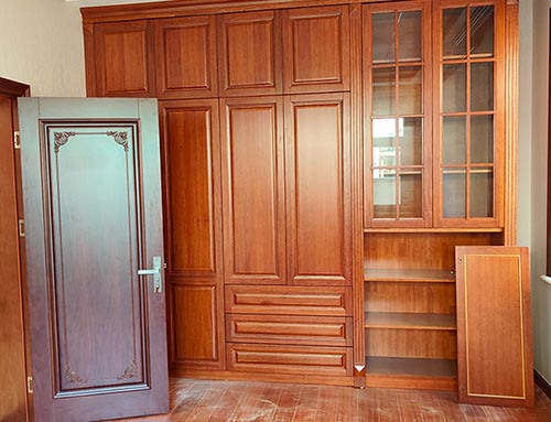 潮阳中式家庭装修里定制的实木衣柜效果图